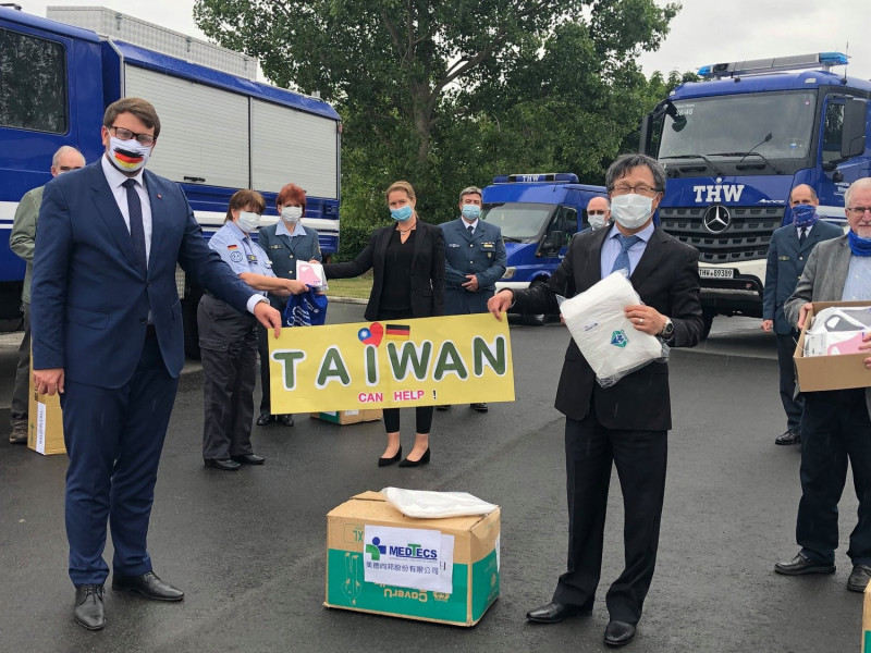 我駐德代表謝志偉（前排右）致力促進台德外交，代表台灣捐贈口罩等物資。   圖：翻攝自駐德代表處臉書