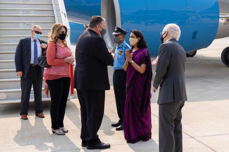 美國國務卿蓬佩奧（左三）出訪偶爾會帶妻子蘇珊（左二）同行，有媒體爆是蘇珊確診，害蓬佩奧要隔離。   圖：翻攝自美國國務院臉書
