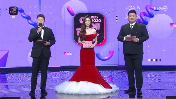 《KBS演藝大賞》女主持人的服裝被說是「社交距離禮服」，讓三人的距離拉超開。   圖：翻攝自KBS