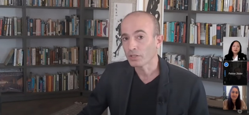 哈拉瑞（Yuval Noah Harari）與唐鳳在今年7月初視訊會談。   圖 : 翻攝自Yuval Noah Harari Youtube