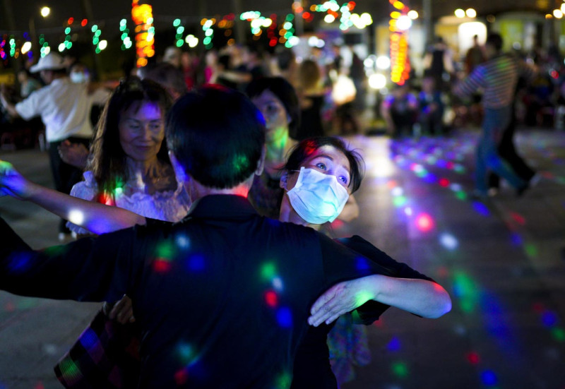 週末晚，台北馬場町紀念公園聚集多位民眾，在現場樂隊伴奏下翩翩起舞。跳舞的民眾紛紛戴起口罩防疫，這是2020的台灣，民眾在瘟疫之下過著半正常的生活。   圖：張良一/攝