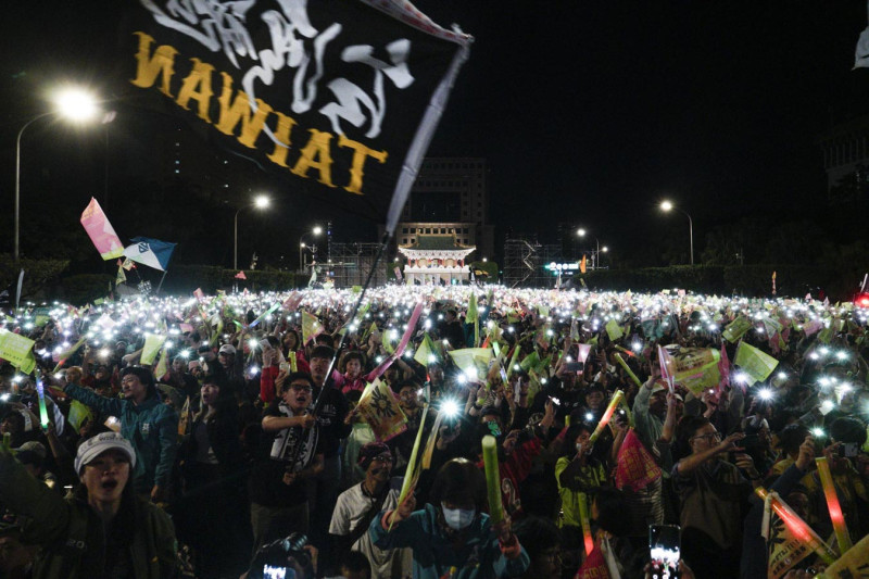 民進黨總統大選選前之夜1月10日在台北凱道舉辦，有人揮舞「台灣魂」旗幟，現場支持者也點亮手機燈光，總統府前的凱道亮起猶如繁星般的光點。   圖：張良一/攝
