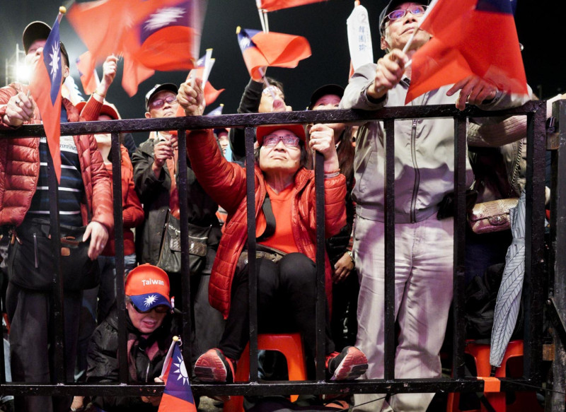 國民黨總統候選人韓國瑜在凱道造勢，許多支持者在現場揮舞國旗。   圖：張良一/攝