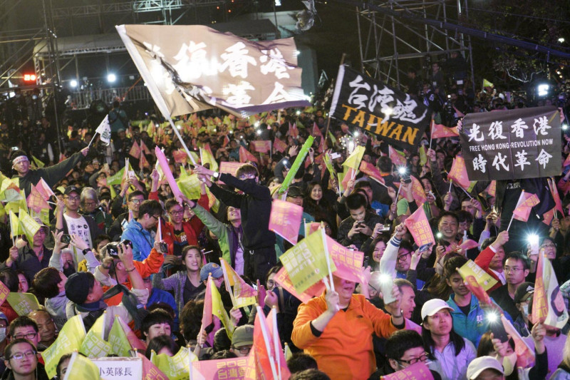 總統蔡英文勝選連任，勝選之夜的現場有不少香港人的身影，見證了台灣的民主與自由，「台灣魂」與「光復香港時代革命」旗幟在小英總部開票現場相互輝映。   圖：張良一/攝