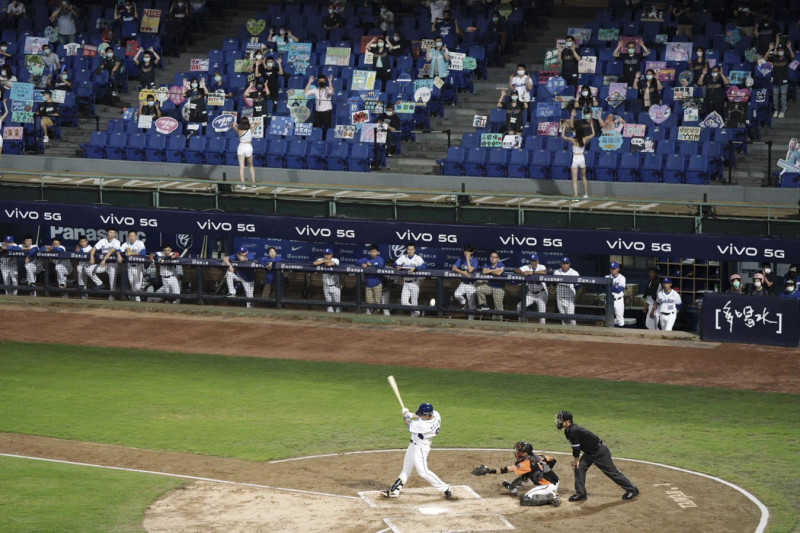 中華職棒自全球武漢肺炎疫情爆發以來，5月8日開放觀眾進場觀賽，創全球開放觀眾入場觀看的職棒球賽的首例。   圖：張良一/攝