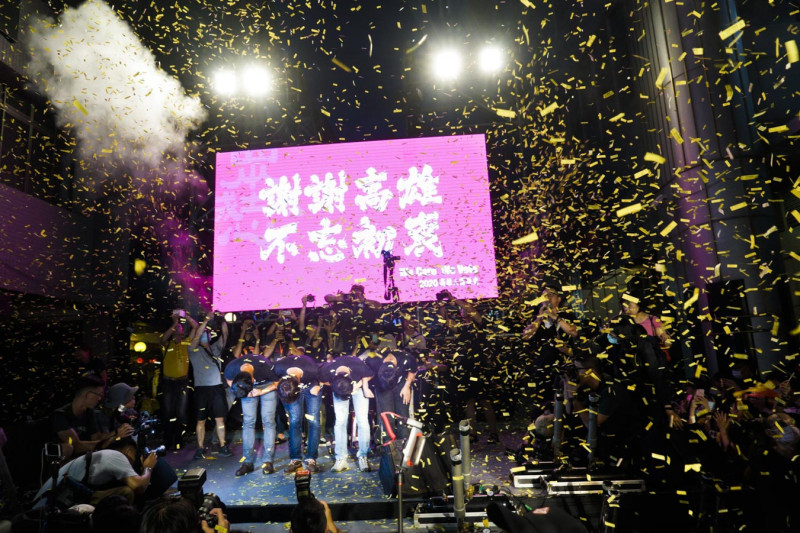 罷免高雄市長韓國瑜的同意票逾93萬張，超越2018年韓國瑜當選市長得票數，罷韓四君子在光復高雄總部前鞠躬感謝所有到場支持者，許多黃絲帶也在空中飄揚。   圖：張良一/攝