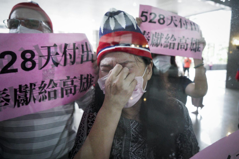 高雄市長韓國瑜罷免案高票通過門檻，一位韓國瑜的支持者在高雄市政府外，無法接受韓國瑜被罷免，情緒激動落淚。   圖：張良一/攝