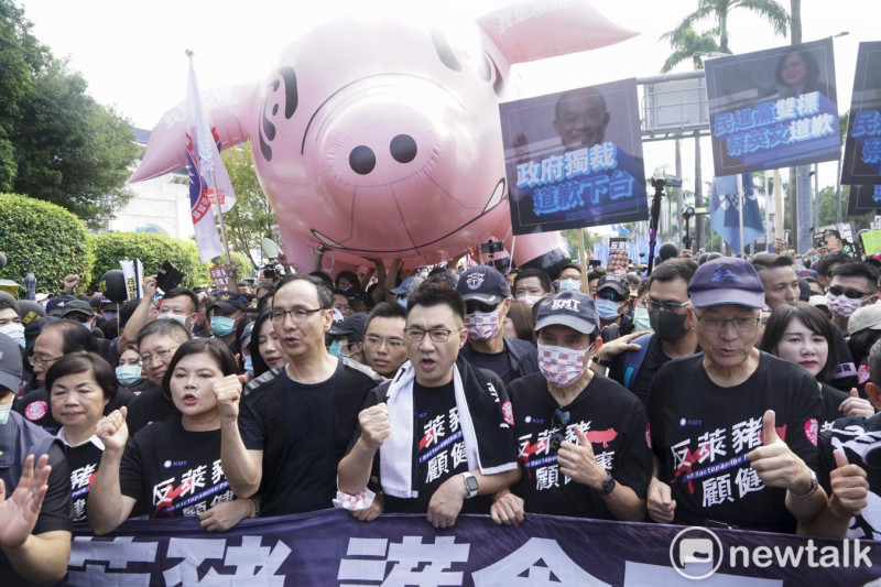 國民黨主席江啟臣和多位前主席馬英九、吳敦義和朱立倫等人日前走上街頭反對蔡英文開放美萊豬進口。   圖：張良一/攝（資料照片）