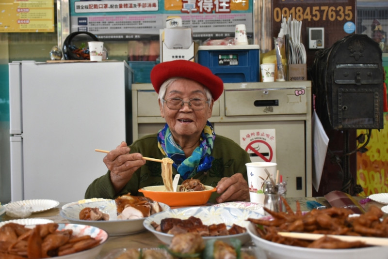 百歲人瑞吃壽麵慶生。   圖：孫家銘/攝