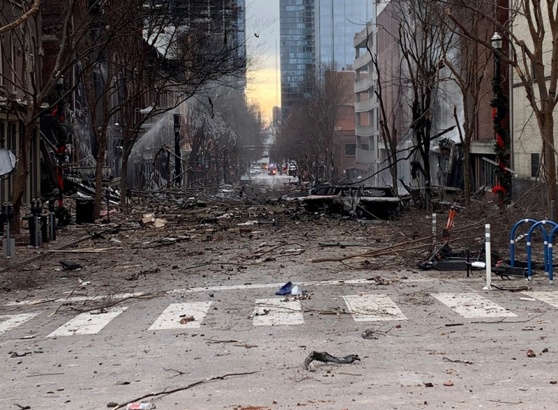 美國納許維爾25日早上6時30分左右發生露營車爆炸事件，現場玻璃、樹枝、磚塊散落一地，混亂不堪。   圖：翻攝自Nashville Fire Dept推特