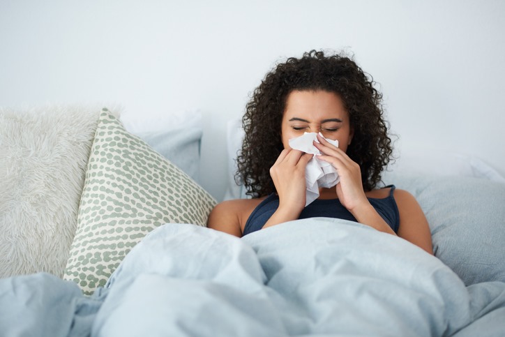 新冠肺炎疫情延燒，造成全球超過1億人染疫。近日傳出許多康復者接連出現「嗅覺倒錯」症狀。   圖：翻攝自Public Health England臉書（資料照）