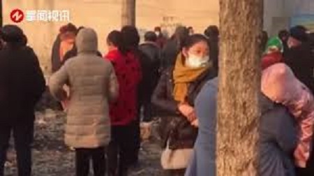 中國山東省蘭陵縣日前有一名婦人號稱可以「手摸治病」，門口每天求診的人大排長龍。   圖 : 翻攝自新浪網