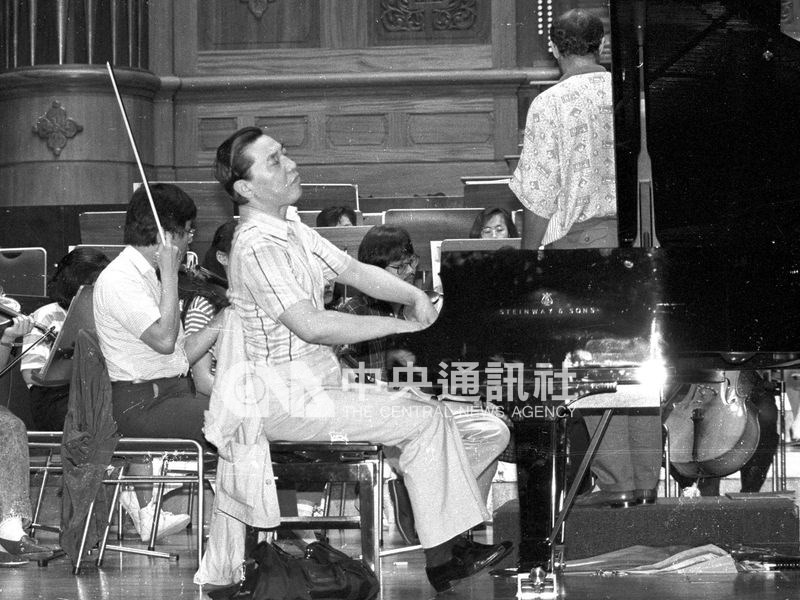 傅聰是1955年獲第5屆蕭邦國際鋼琴比賽第3名和馬厝卡特別獎得主，曾多次來台演出。圖為1988年傅聰訪台在國家音樂廳排練。   圖：中央社資料照片