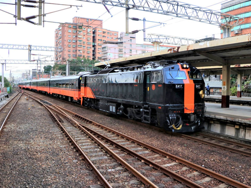 「鳴日號」觀光列車為台鐵局委託設計公司進行全車廂改造。   圖：鐵路管理局／提供