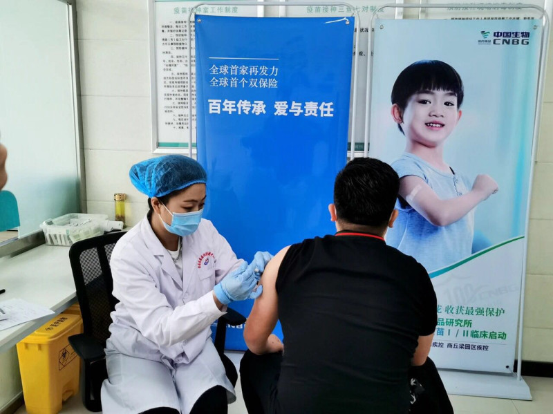 中國下設接種年齡限制，遭外媒質疑中國國產疫苗是否真具效力？（中國接種疫苗示意圖）。   圖：中國國藥集團官網