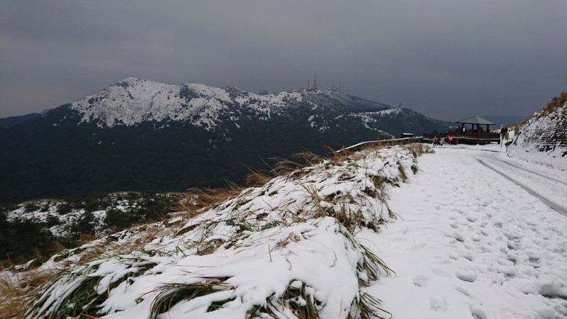 受到寒流影響，陽明山的大屯山氣溫已降到1度，有機會下雪。   圖：翻攝自陽明山國家公園臉書(資料照)
