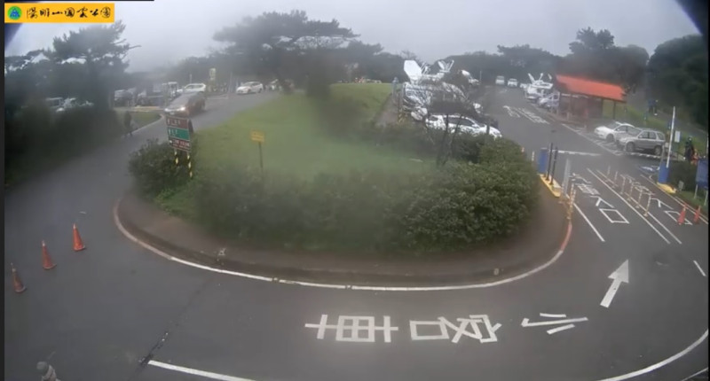 網路上稍早盛傳陽明山下雪的消息，台灣事實查核中心立即從網上查看二子坪停車場即時影像監視器畫面，發現是假消息。   圖：翻攝自二子坪停車場即時影像監視器