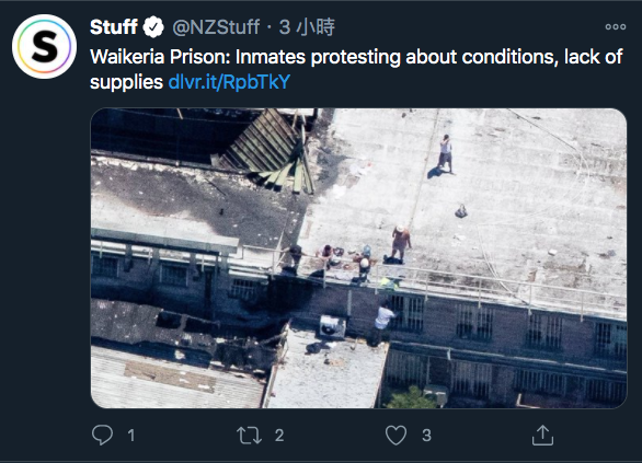 紐西蘭一處監獄29日發生暴動超過24小時，囚犯們四處縱火，監獄內部遭到焚毀，截至今（30）日下午仍有17人死守屋頂與獄警對峙。   圖：翻攝@NzStuff推特