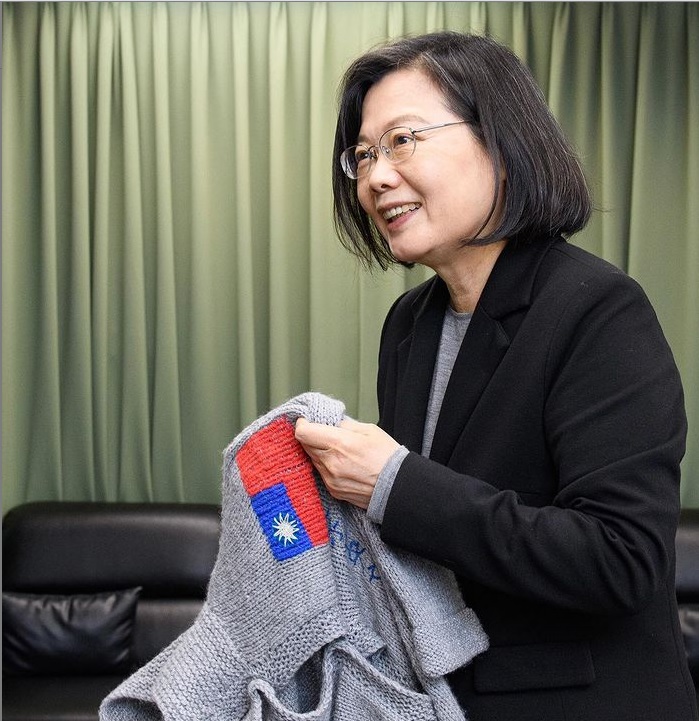 總統蔡英文收到網紅「酷」的阿嬤手織毛衣回禮，相當驚喜。   圖：翻攝自蔡英文IG