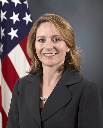 美國總統當選人拜登（Joe Biden）今（31）日提名希克斯（Kathleen Hicks）擔任國防部副部長。   圖：取自維基百科