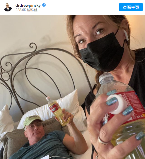 德魯29日在社交媒體Instagram上發佈了一張自己躺在床上的照片，證實自己感染新冠病毒，目前正在家休養。   圖 : 翻攝自德魯·平斯基IG