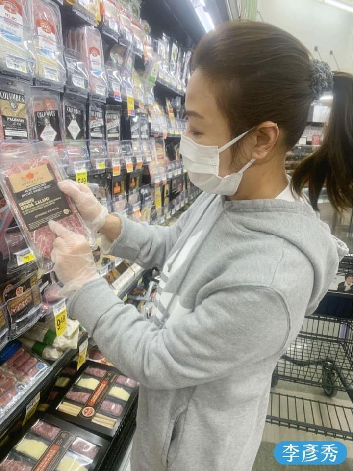 李彥秀今（31）天臉書PO出在美國超市的照片指出，在美國標示萊豬沒有歧視問題。   圖：翻攝自李彥秀臉書
