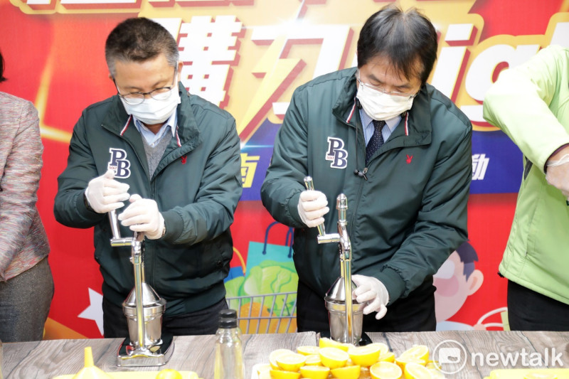 台南市長黃偉哲在推廣會上與現場貴賓特別來場鮮榨柳丁汁PK賽，親自飲下滿滿一杯的柳丁汁，積極向民眾推銷台南柳丁。   圖：黃博郎／攝