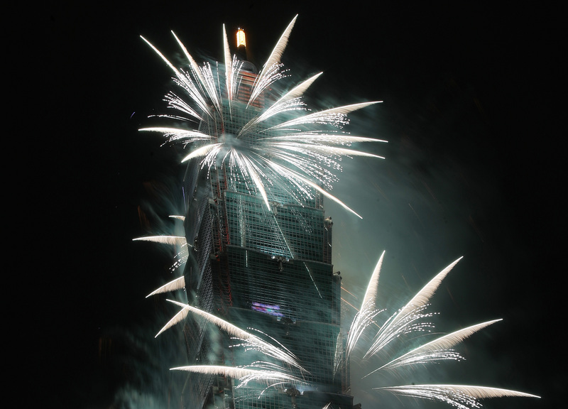 台北101跨年煙火全新推出「360度立體特效輪狀煙火」，是全世界第一個在高樓架設的煙火設施，1日晚間璀璨登場，成功打造四面立體煙火噴射的震撼效果。   圖：中央社提供