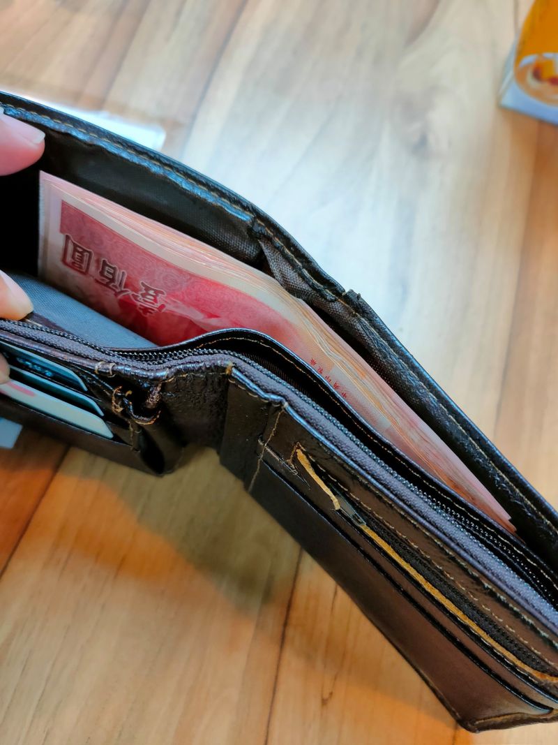 網友分享自己平常收納錢都不用錢包，而是使用橡皮筋。（示意圖）   圖：翻攝自《爆怨2公社》