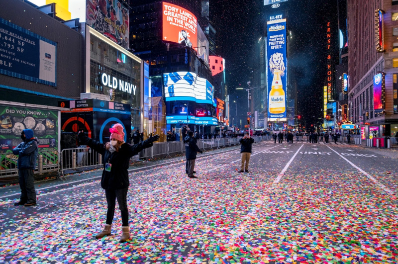美國紐約時代廣場每年跨年都人潮眾多，今年因受疫情影響限制入場觀眾，只有少數民眾在拍照。   圖：達志影像/美聯社