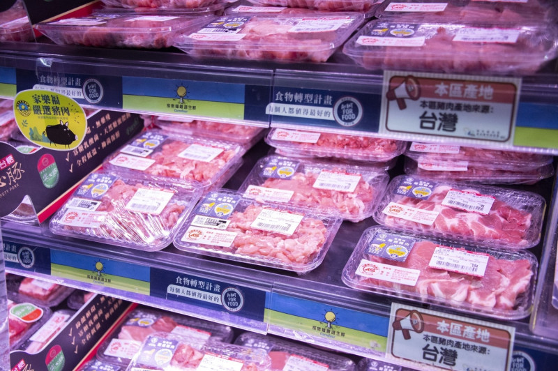 自元旦起萊豬正式進口，賣場販售豬肉食品皆如實標示豬肉原產地。今有民眾報料政府主張進口資訊的豬肉儀表板資訊有誤，食藥署表示為時間差導致資料未同時更新。   圖：台北市政府／提供
