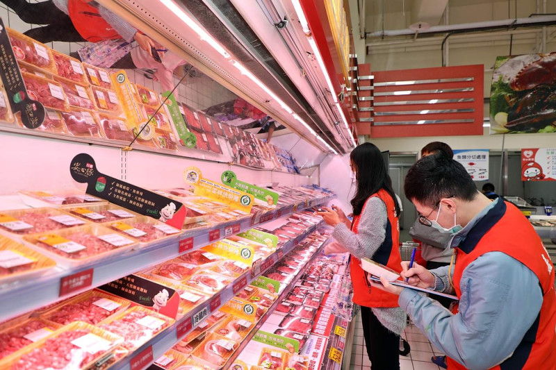 食藥署表示至今豬肉產地標示進行了超過24萬次的查核，合格率達到99.97%，再三強調：「台灣沒有進口萊豬。」（圖為豬肉抽檢示意)   圖：嘉義市政府/提供