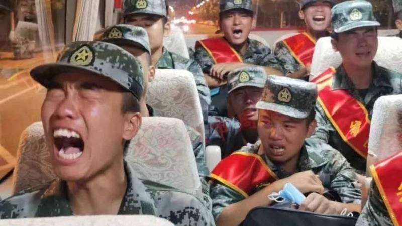 圖為解放軍集體嚎啕大哭的畫面。   圖：翻攝推特