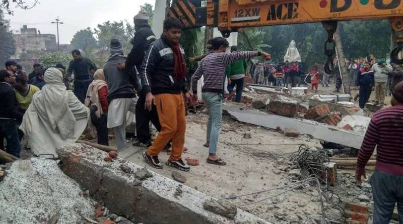 印度北部一座火葬場3日發生屋頂塌陷事故，截至目前至少已知25人死亡。   圖：翻攝推特
