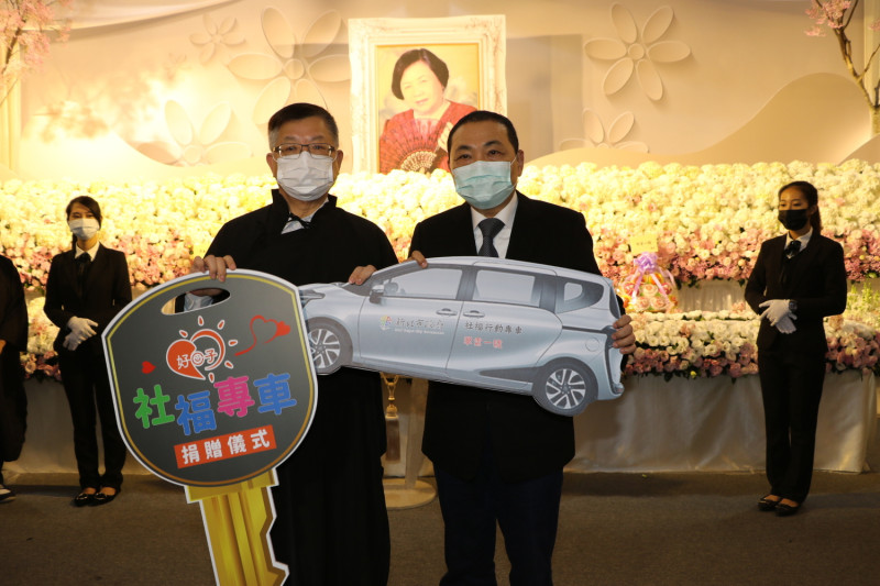 蔡家福（左）代表遺族家屬 以母為名捐3輛社福專車 由侯友宜代表受贈。    圖：王峻昌／攝