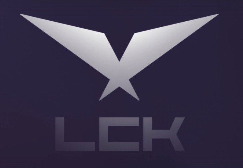 LCK聯賽公開全新蛻變的品牌精神，其中在主視覺LOGO部分從過往的「鷹頭星芒」重塑為更精簡的符號。   圖：翻攝自LCK