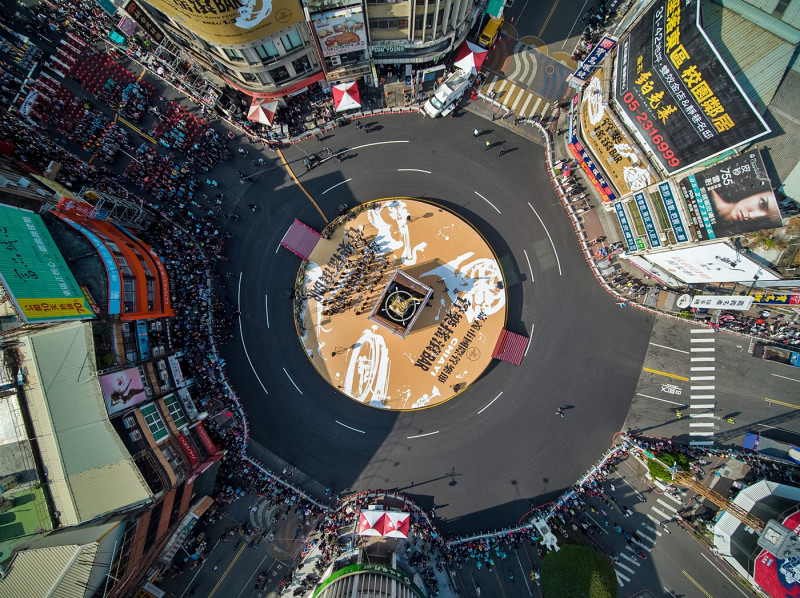 嘉義市29屆國際管樂節踩街時，空拍照片讓中央噴水池像一片CD，形成有趣畫面。   圖：嘉義市政府/提供