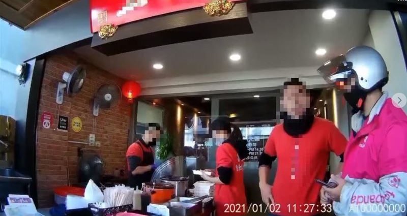 有外送員在取餐時遭店家辱罵，foodpanda表示，已和店家終止合作。   圖：翻攝自臉書「爆怨公社」