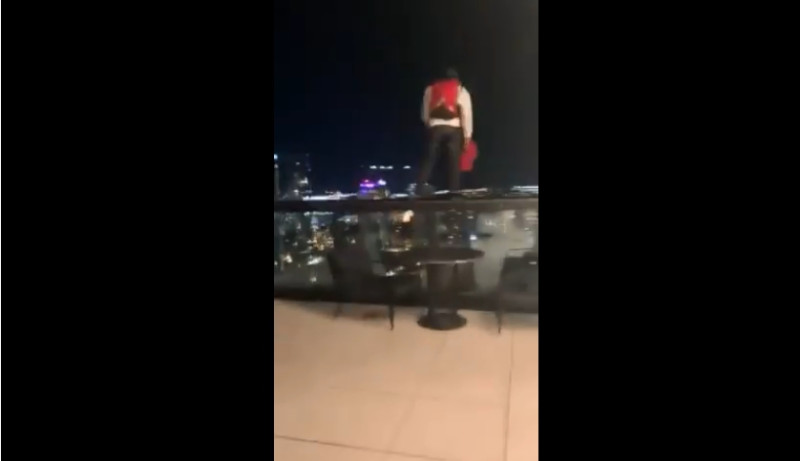 納許維爾當地時間一月一日，在一名男子從飯店高樓跳傘後，另一名男子也跟著跳傘。   圖 : Amanda Bagley 影片截圖