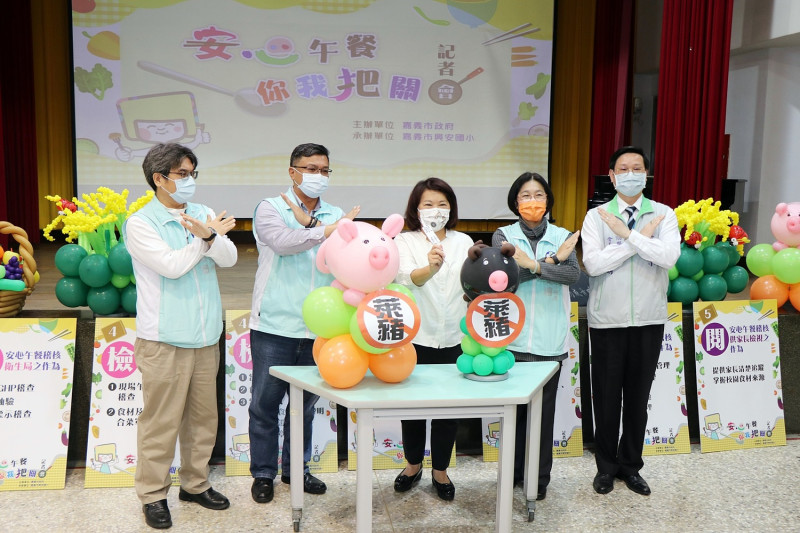 嘉義市長黃敏惠今天舉行記者會，以戳破氣球展現拒絕萊豬的決心。   圖：嘉義市政府/提供