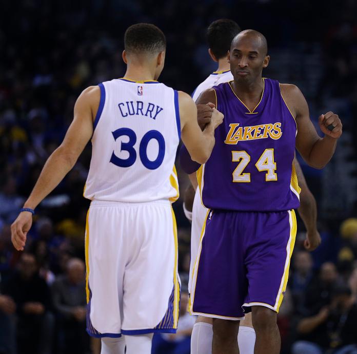 Stephen Curry(左)以32歲又295天成為單場至少60分中年紀第2大的球員，僅次於Kobe Bryant。   圖／美聯社／達志影像