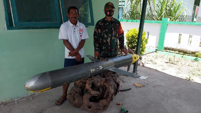 印尼當地漁民相繼於去年12月底及1月捕獲兩枚形似魚雷的水下無人機（UUV），且和中共所研發的「海翼」型號相當雷同。   圖：取自推特