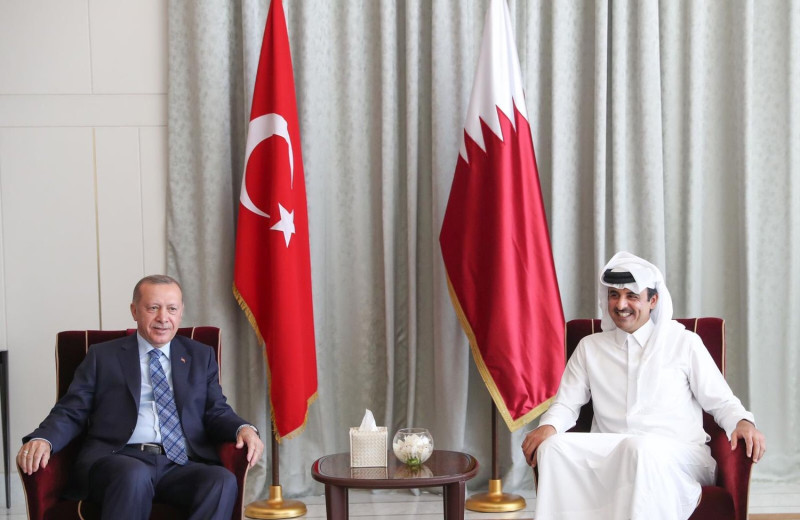 卡達元首阿勒塔尼（右）確定5日出席波斯灣合作理事會，爭取與沙烏地阿拉伯等波斯灣國家的和解，土耳其總統艾爾段也大力支持。   圖：翻攝自阿勒塔尼推特