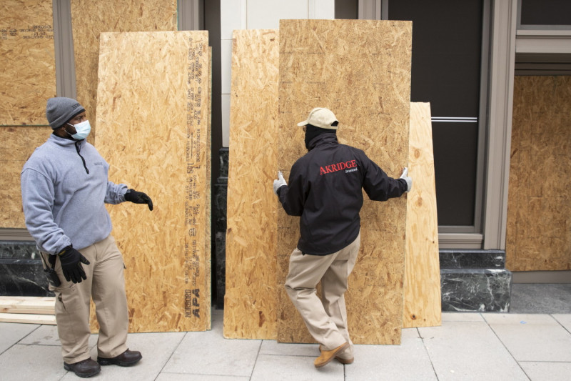 華盛頓特區當地許多商家使用木板加強商店、大樓門窗，以應對川普支持者進行抗議活動時，可能帶來的破壞。   圖 : 翻攝自環球網