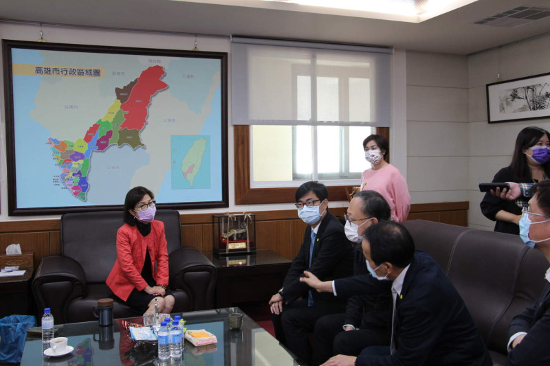 陳其邁(左二)率市府團隊拜會議長曾麗燕(左一)。   圖：高雄市政府/提供