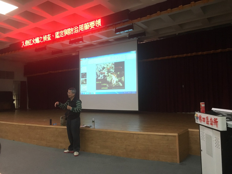 國家紅火蟻防治中心黃榮南主任擔任講習講師。    圖：新北市農業局提供