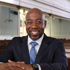 華諾克（Raphael Warnock）是亞特蘭大市資深的浸信教會牧師，將成為喬治亞州的首位非裔參議員，也是喬州近20年來的首位民主黨籍參議員。   圖 : 翻攝自推特