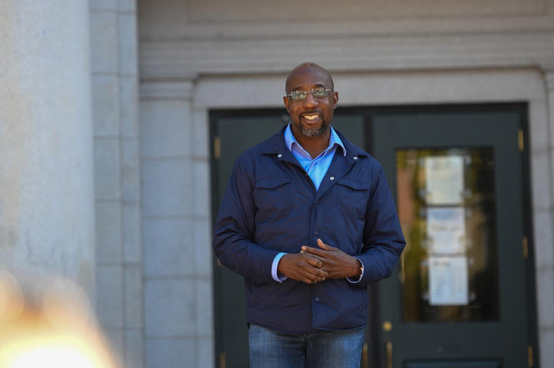 華諾克成為喬治亞州自2000年來選出的首位民主黨籍參議員，也是該州有史以來首位非裔參議員。   圖：翻攝Raphael Warnock臉書
