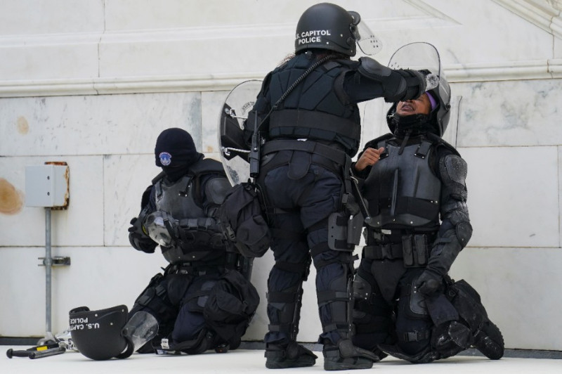 挺川普遊行卻失控演變為暴動，大批示威者闖入國會大廈，有多名警員在暴動中受傷，至少1人送醫。   圖：美聯社/達志影像