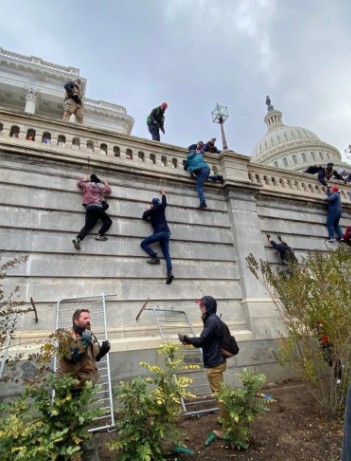 川普支持者透過攀越圍牆等方式成功闖入國會大廈。   圖：翻攝推特